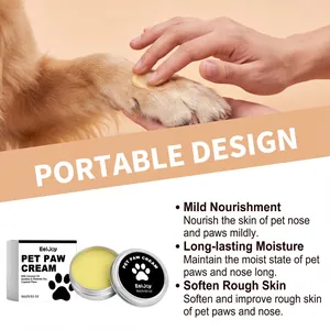 Vue détaillée montrant une main appliquant la crème protectrice EelJoy sur la patte du chien