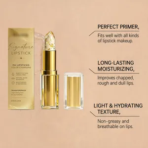 Dettaglio del rossetto cangiante alla foglia d'oro con texture idratante e leggera.