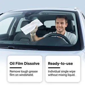 Détail d'une lingette nettoyante pour vitres de voiture éliminant le film d'huile.