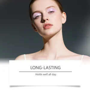 Gros plan d'un mannequin portant un eye-liner gel lilas scintillant longue tenue
