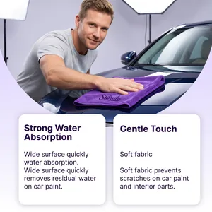 Detalle de una toalla de microfibra morada secando el agua de la pintura del coche