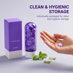 Gros plan de comprimés de dentifrice à la menthe violette en flacon capsule