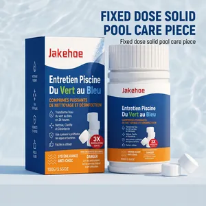 Detaillierte Ansicht der JAKEHOE Poolreinigungstabletten in Karton und Flasche auf Wasserhintergrund