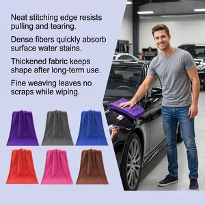 Detalle de toallas de microfibra para limpieza de coches y su uso en el vehículo.
