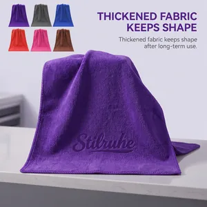 Primer plano de toalla de microfibra gruesa para coche en color morado con logo