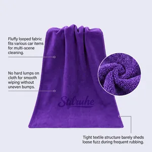 Vista detallada de toalla de microfibra morada para coche, textura suave que no suelta pelusa.