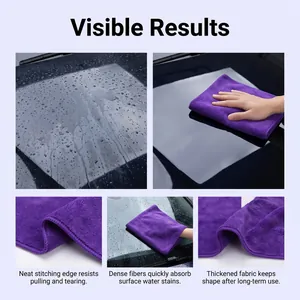 Primer plano de toalla de microfibra morada limpiando gotas de agua de un coche.