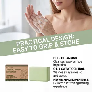 Sapone tea tree Oceaura usato da modella con bolle e dettagli confezione