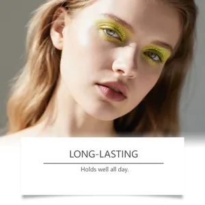 Détail du maquillage des yeux vert scintillant avec une performance de longue durée