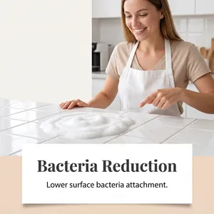 Détail de la mousse nettoyante sur les carreaux pour la réduction des bactéries