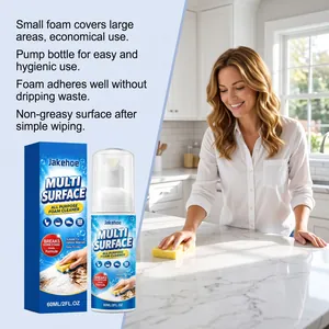 Action du nettoyant mousse multi-surfaces Jakehoe sur un plan de travail en marbre