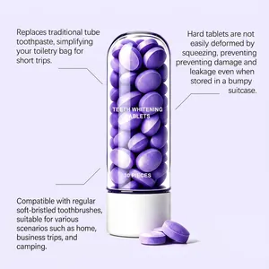 Vue détaillée de comprimés de blanchiment des dents violets dans un flacon capsule.
