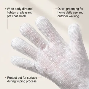 Primer plano del guante de toallitas húmedas para mascotas con relieve suave
