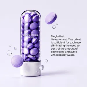 Détail de tablettes de blanchiment des dents violettes dans un récipient transparent