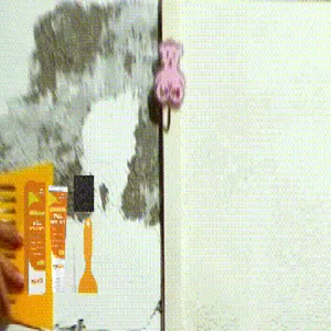 Primo piano del kit riparazione pareti Vyreth con raschietto e gancio a orsetto
