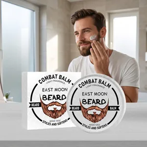 Detalle de bálsamo para barba East Moon con envase de 60g y aplicación de modelo