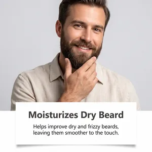 Primer plano de un hombre con barba cuidada mostrando detalles del bálsamo hidratante.