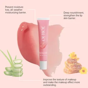 Dettaglio del balsamo labbra OUHOE con texture idratante, estratti di aloe e miele.