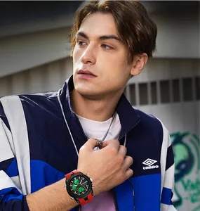 Lifestyle-Foto einer multifunktionalen SANDA Herren-Sportuhr, getragen von einem Model.