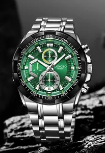 Detalle del reloj de hombre LONGBO 80135 con esfera verde y correa de acero plateada.