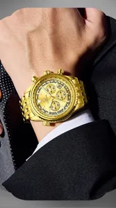 Dettaglio dell'elegante orologio dorato Longbo da uomo con un abito formale