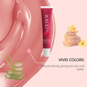 Dettaglio macro del balsamo labbra nutriente OUHOE con estratti di miele e aloe