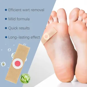Détail de patchs anti-verrues appliqués sur un pied avec points forts du produit.