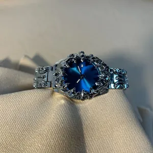 Detaillierte Nahaufnahme einer Herrenuhr im Vintage-Stil mit blauem Zifferblatt oben