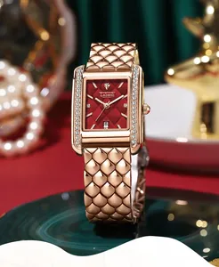 Nahaufnahme einer rotgoldenen Uhr mit rotem Zifferblatt und Diamantlünette