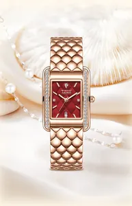 Luxuriöse roségoldene Uhr mit rechteckigem Gehäuse und rotem gestepptem Zifferblatt