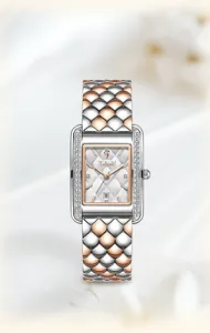 Detailansicht einer Labaoli Quadratuhr mit silbernem und roségoldenem Fischschuppenarmband