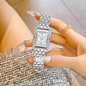 Elegante Labaoli Damen Quarzuhr im Quadrat-Design mit silbernem Rautenmuster-Armband.