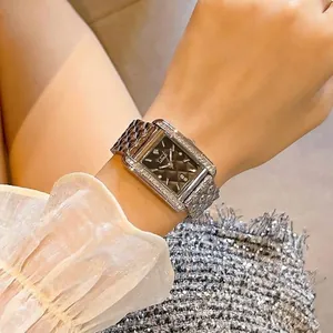 Elegante Vintage-Quarzuhr für Damen mit rechteckigem Zifferblatt und Rautenmuster-Design.