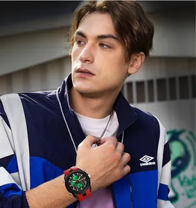 Detailansicht der Sanda Sportuhr mit rotem Silikonarmband und LED-Anzeige