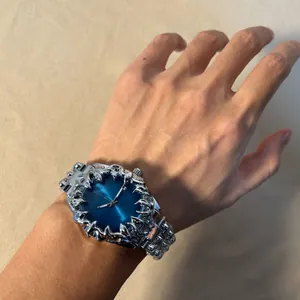 Vintage Y2K Herrenuhr mit unregelmäßiger Krallenfassung, blauem Zifferblatt