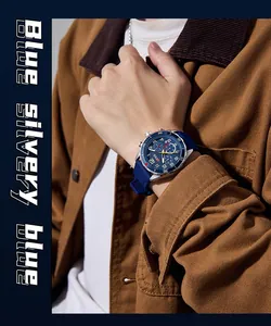 Detailaufnahme einer OFNS Herren-Quarzuhr mit blauem Silikonarmband am Handgelenk