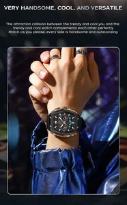 Nahaufnahme einer OFNS Herren-Chronographenuhr am Handgelenk mit blauer Metallic-Jacke
