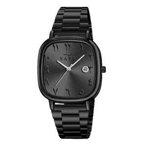 Nahaufnahme einer quadratischen Herrenuhr mit schwarzem Stahlband und arabischen Ziffern.