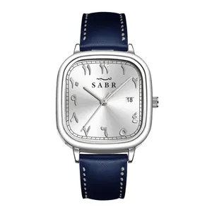 Detailansicht quadratische silberne Uhr mit blauem Lederband und arabischen Ziffern