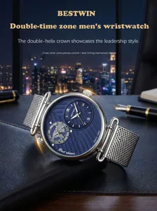 Nahaufnahme der professionellen BESTWIN Herrenuhr mit zwei Zeitzonen und blauem Zifferblatt.