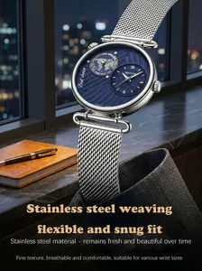 Detailansicht des silbernen Edelstahl-Mesh-Armbands an einer blauen Dual-Time-Uhr.