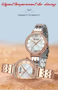 Detalle de relojes de cuarzo CURREN 9087 para mujer sobre fondo de arena brillante