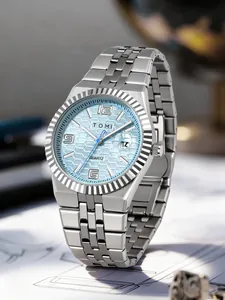 Detailansicht der silbernen TOMI-Uhr mit hellblauem Zifferblatt und Datumsanzeige