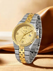 Detailansicht der TOMI Herrenuhr mit goldenem Sechseck-Zifferblatt und Stahlband