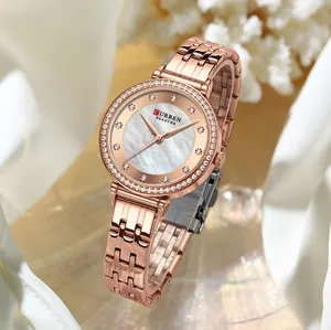 Vista detallada del reloj de cuarzo CURREN para mujer en oro rosa con bisel de diamantes
