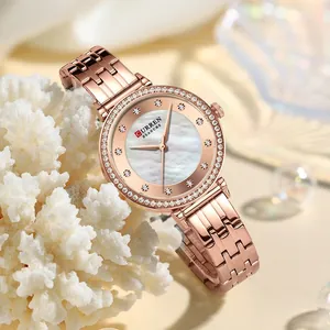 Detalle del reloj CURREN de oro rosa con esfera de nácar y bisel de diamantes