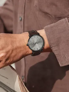 Nahaufnahme der minimalistischen TOMI Herren-Quarzuhr mit braunem Lederarmband
