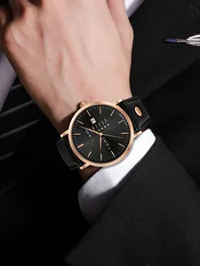 Detailansicht der TOMI Herren Quarzuhr mit schwarzem Zifferblatt und Lederarmband im Detail