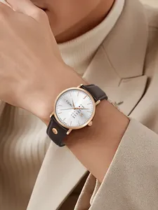 Detailansicht der modischen TOMI Herren-Quarzuhr mit braunem Lederarmband am Handgelenk.