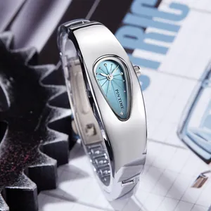 Elegante Y2K-Armreif-Uhr in Tropfenform in Silber mit hellblauem Zifferblatt mit Sonnenstrahl